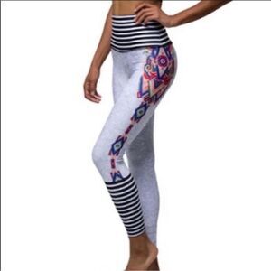 NWT Onzie Black &‎ White Striped/Aztec Graphic Print Leggings -- XL